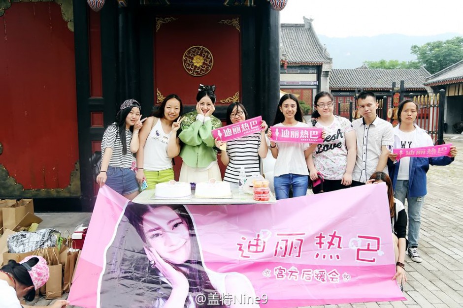 迪丽热巴拍片现场过生日 与粉丝甜蜜互动