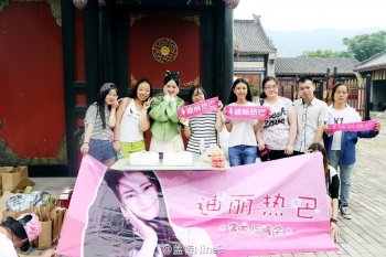 迪丽热巴拍片现场过生日 与粉丝甜蜜互动