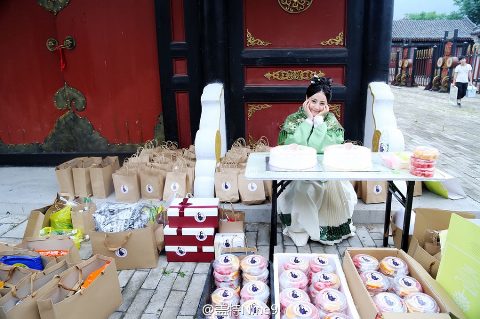 迪丽热巴拍片现场过生日 与粉丝甜蜜互动