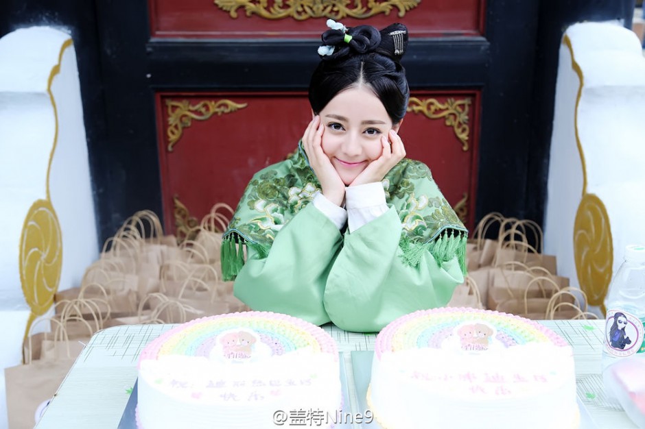 迪丽热巴拍片现场过生日 与粉丝甜蜜互动