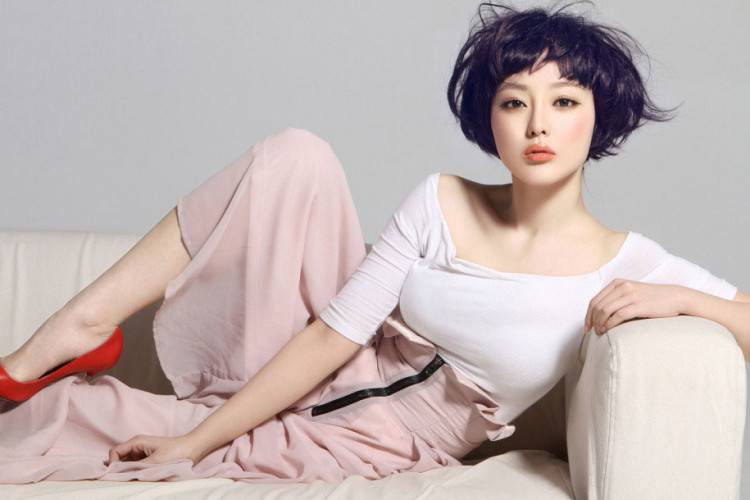 内地女星王洁曦浪漫写真 优雅知性显性感