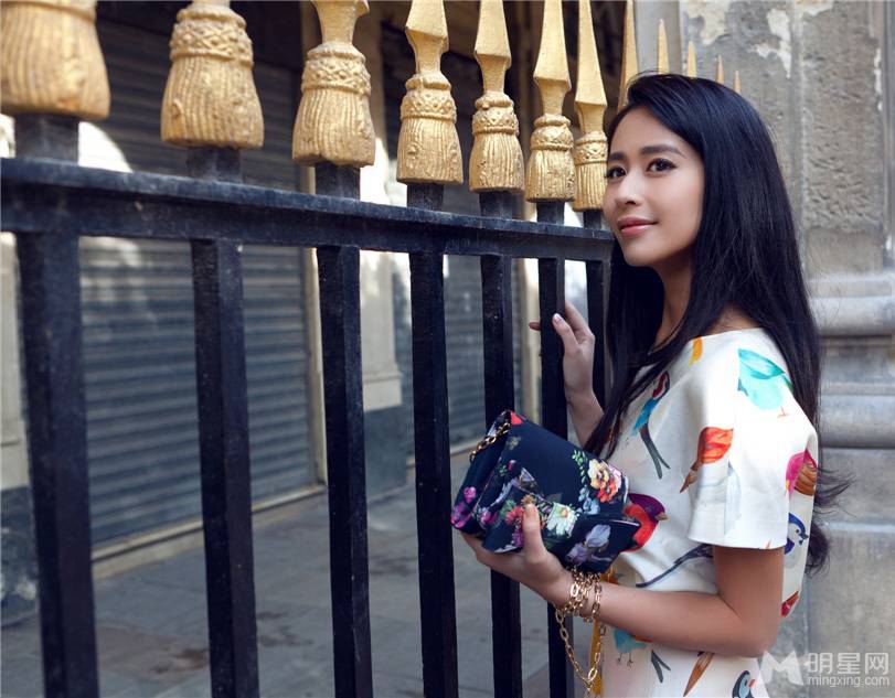 内地女星颖儿早春街拍 清新唯美优雅迷人