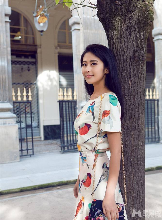 内地女星颖儿早春街拍 清新唯美优雅迷人