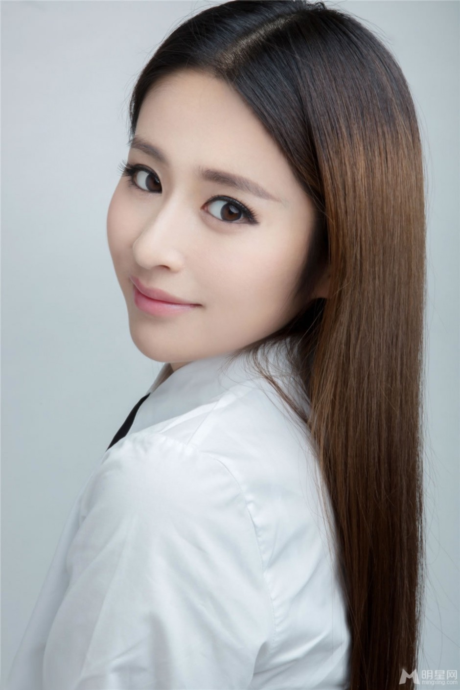 颖儿清纯校服写真 甜美笑容沁人心脾