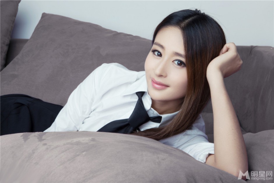 颖儿清纯校服写真 甜美笑容沁人心脾