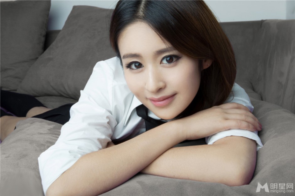 颖儿清纯校服写真 甜美笑容沁人心脾