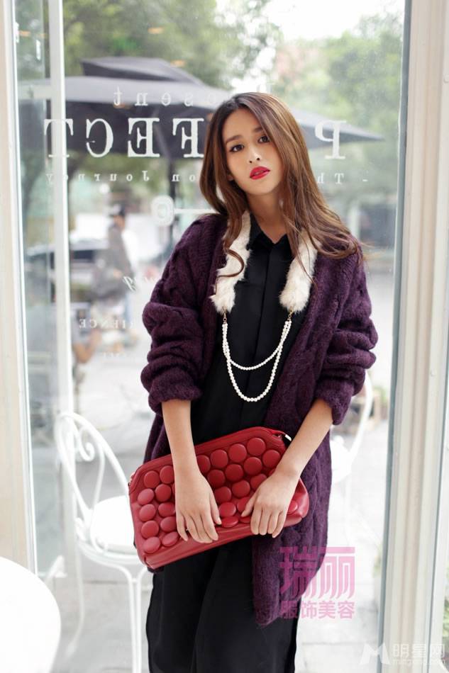 时尚女星颖儿初冬街拍 复古红唇妖媚迷人