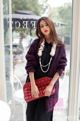 时尚女星颖儿初冬街拍 复古红唇妖媚迷人