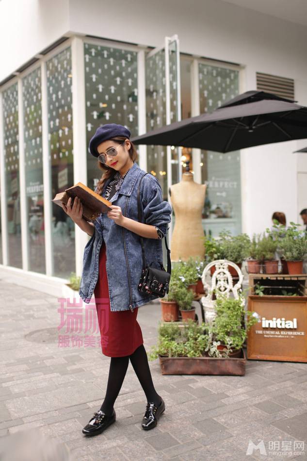 时尚女星颖儿初冬街拍 复古红唇妖媚迷人