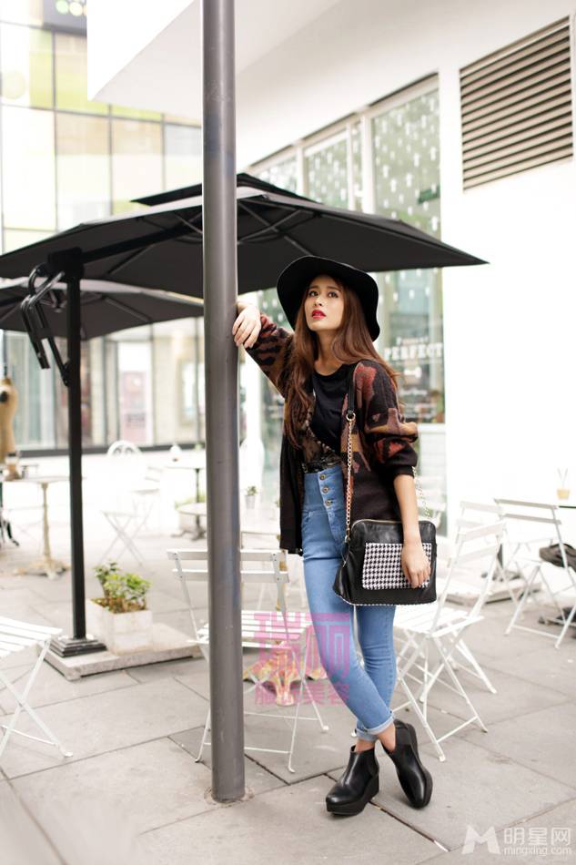 时尚女星颖儿初冬街拍 复古红唇妖媚迷人