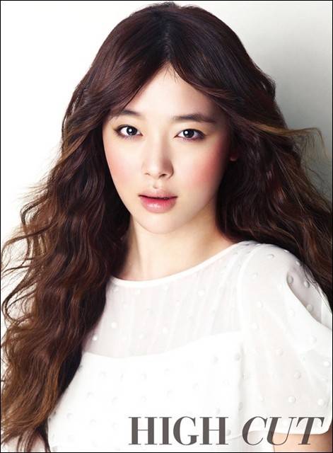 韩国女明星崔雪莉优雅女神范十足