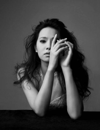 台湾女明星伊能静尽显冷艳高贵黑白写真