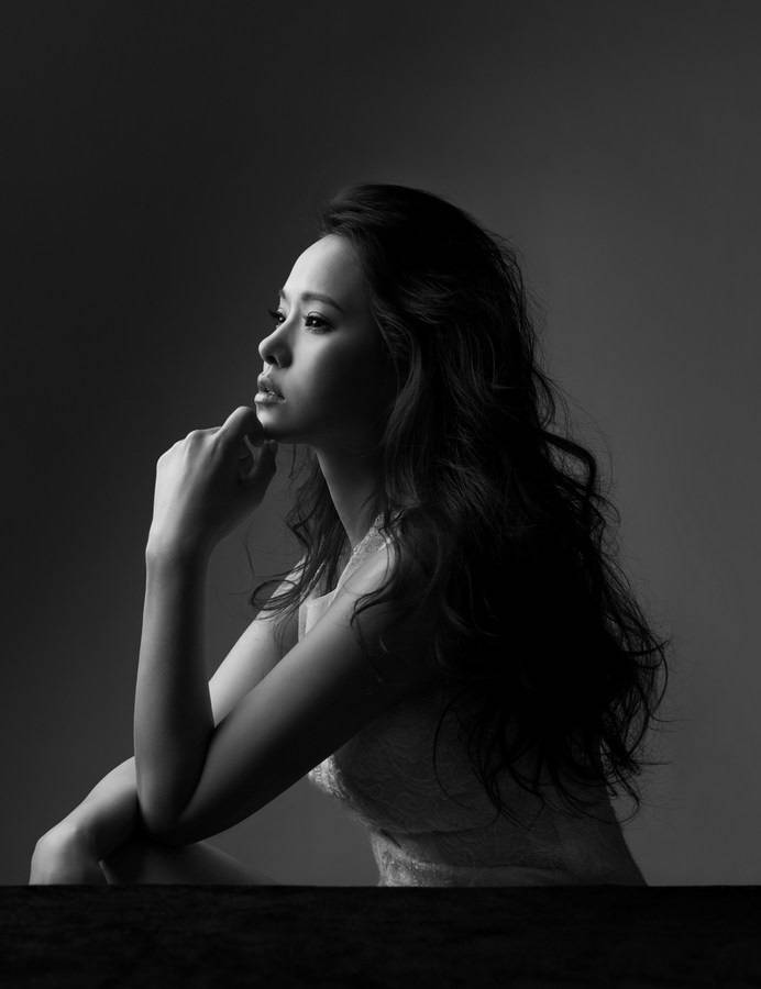 台湾女明星伊能静尽显冷艳高贵黑白写真