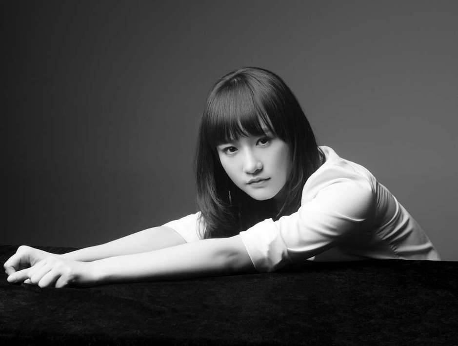 内地女演员秦子涵温婉可人黑白写真