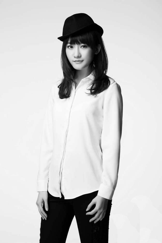 内地女演员秦子涵温婉可人黑白写真
