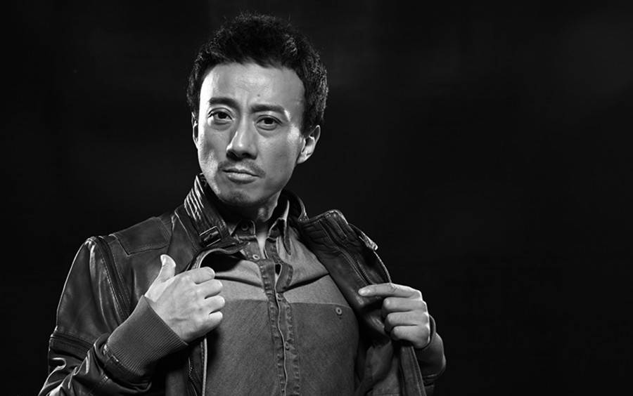 赵立新黑色皮衣散发时尚熟男魅力