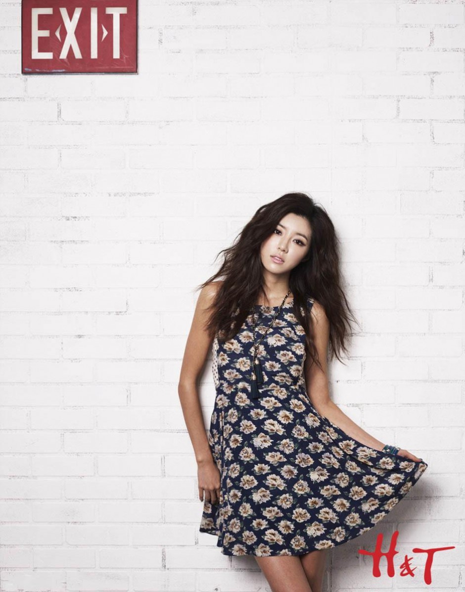 韩国女演员朴寒星碎花裙尽靓丽迷人写真