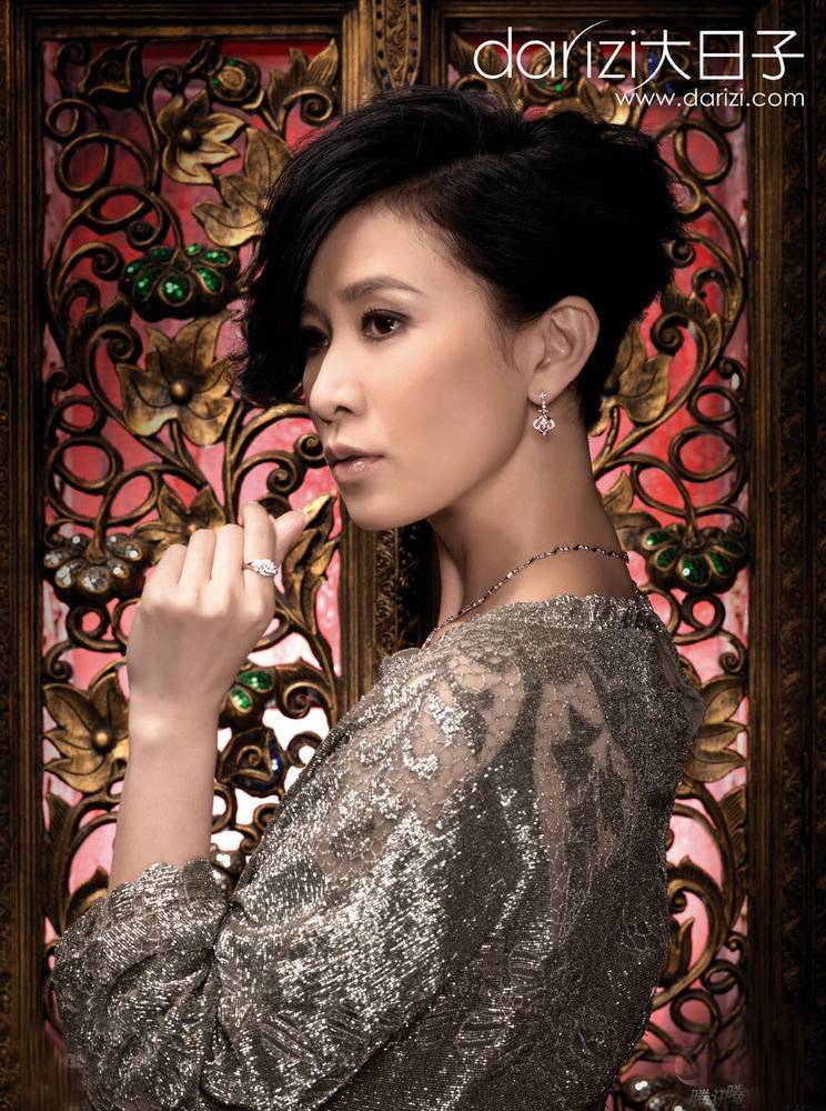 香港女星佘诗曼令人惊艳迷人写真大片