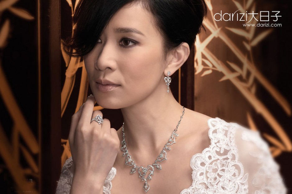 香港女星佘诗曼令人惊艳迷人写真大片