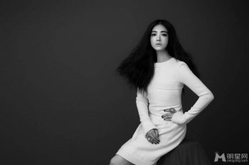 蒋欣霸气黑白时尚写真 复古质感性感迷人