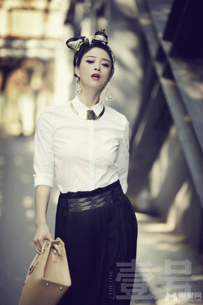 内地女星蒋欣帅气街头时尚潮流写真