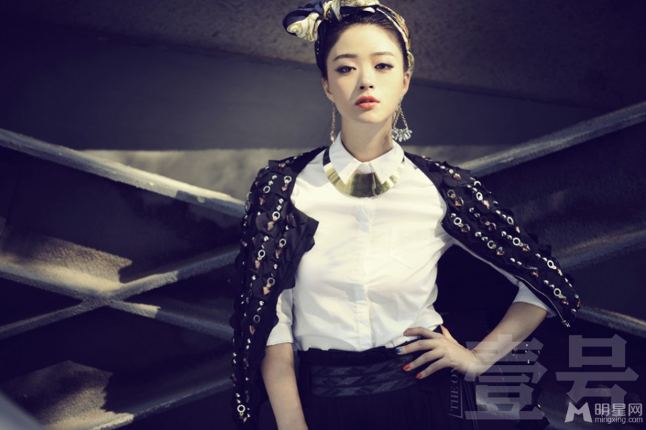 内地女星蒋欣帅气街头时尚潮流写真