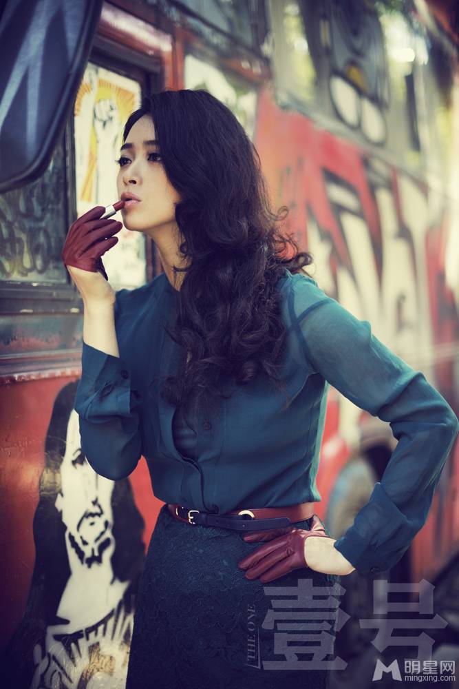 内地女星蒋欣帅气街头时尚潮流写真