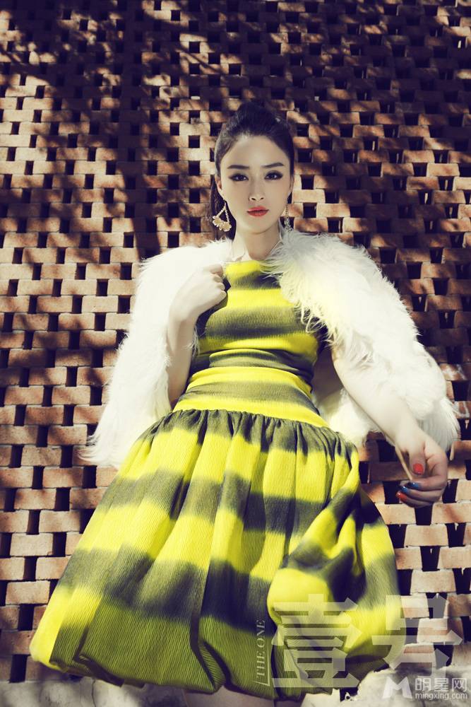 内地女星蒋欣帅气街头时尚潮流写真