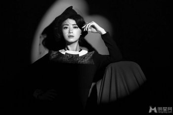 华妃娘娘蒋欣黑白复古大片 傲慢优雅气质十足