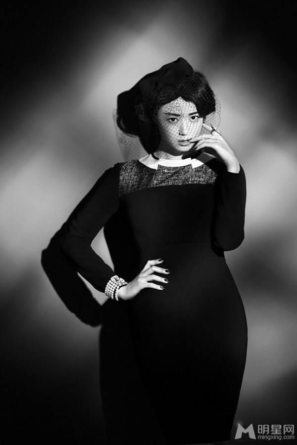 华妃娘娘蒋欣黑白复古大片 傲慢优雅气质十足