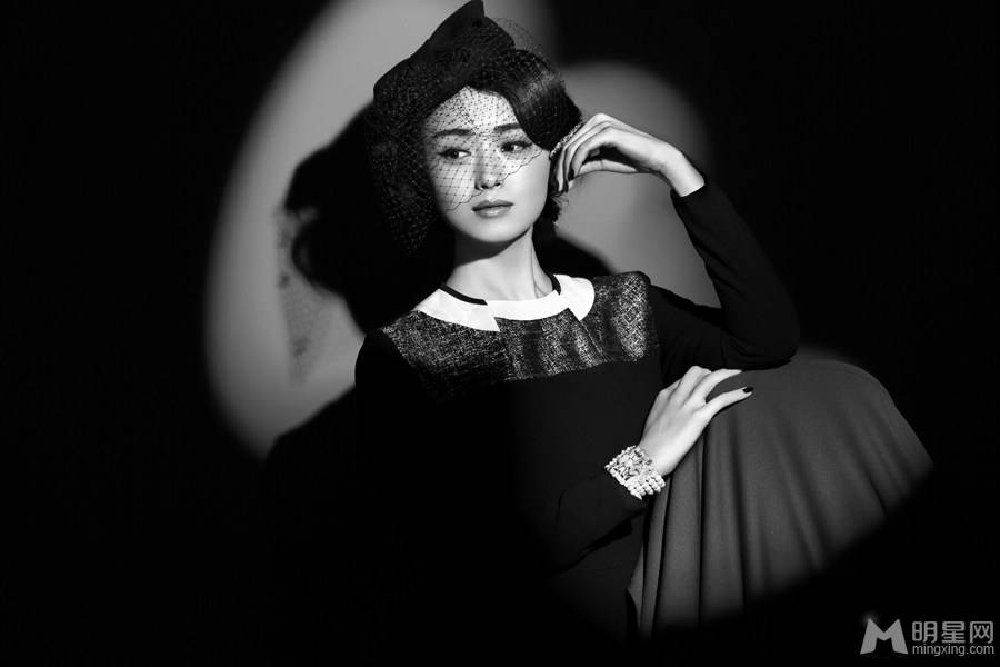 华妃娘娘蒋欣黑白复古大片 傲慢优雅气质十足