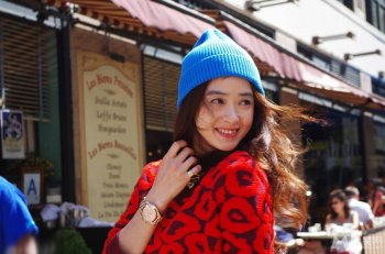 蒋欣纽约时尚街拍 甜美笑容俏皮可爱