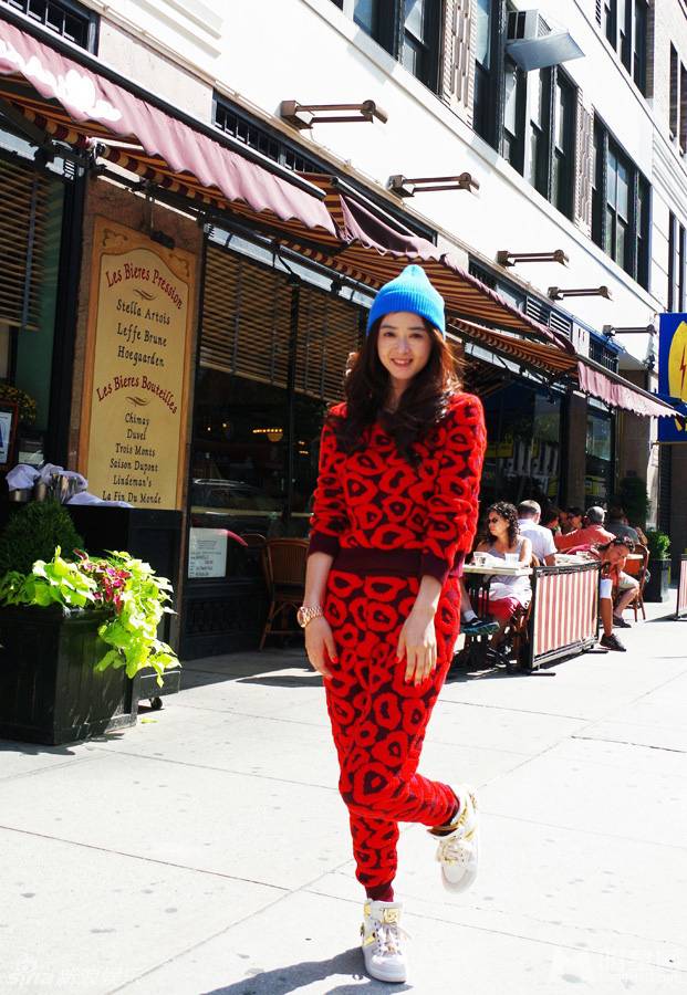 蒋欣纽约时尚街拍 甜美笑容俏皮可爱