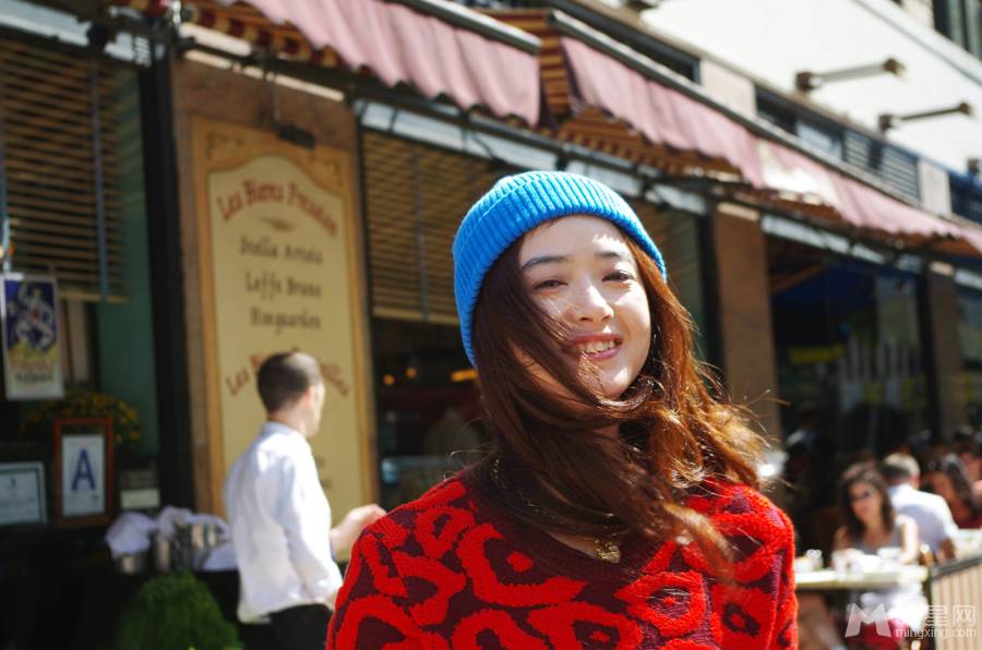 蒋欣纽约时尚街拍 甜美笑容俏皮可爱