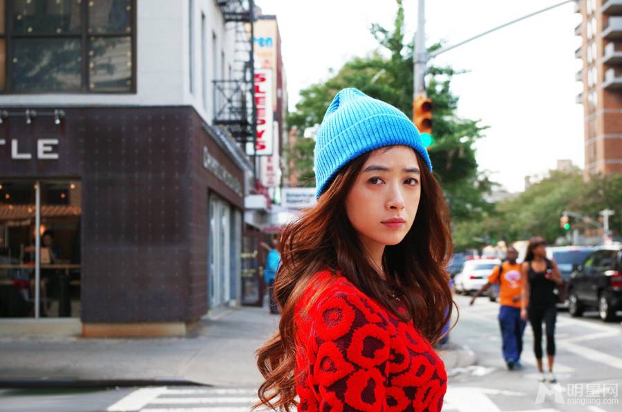 蒋欣纽约时尚街拍 甜美笑容俏皮可爱