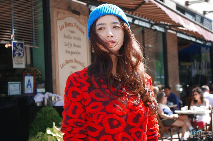 蒋欣纽约时尚街拍 甜美笑容俏皮可爱