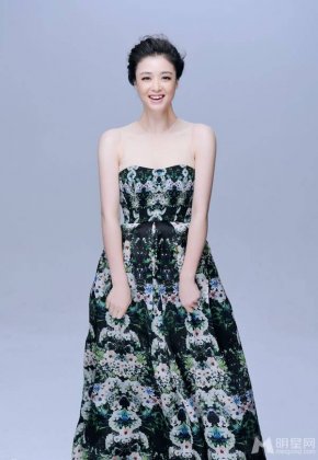 蒋欣初春优雅写真 俏皮灵动笑靥如花