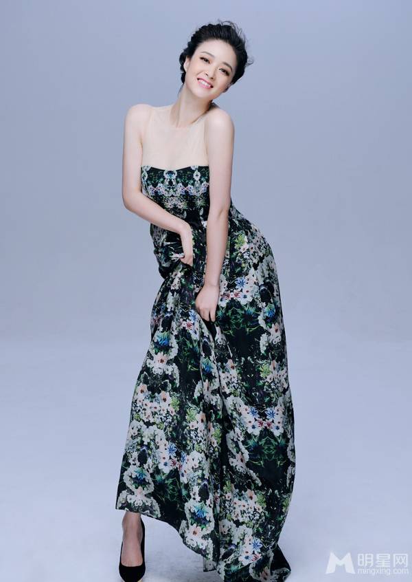 蒋欣初春优雅写真 俏皮灵动笑靥如花