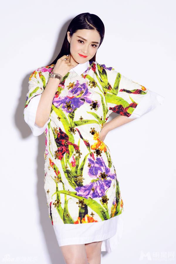 蒋欣优雅时尚写真 可爱俏皮模样惹人疼