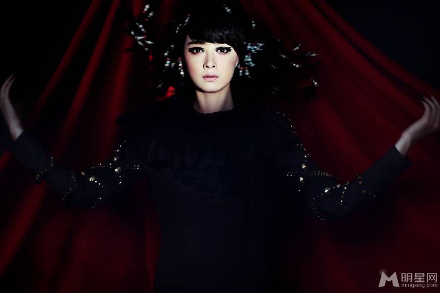 蒋欣狂野写真 烟熏妆妖娆魅惑