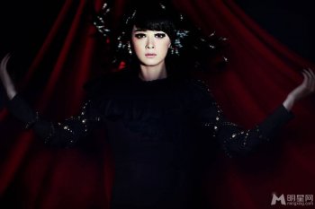 蒋欣狂野写真 烟熏妆妖娆魅惑