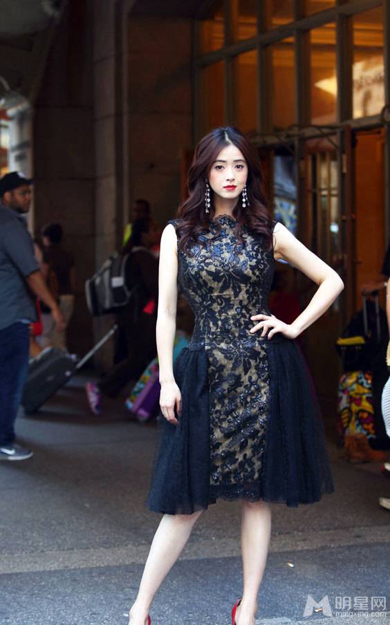 华妃蒋欣优雅写真 镂空长裙知性时尚