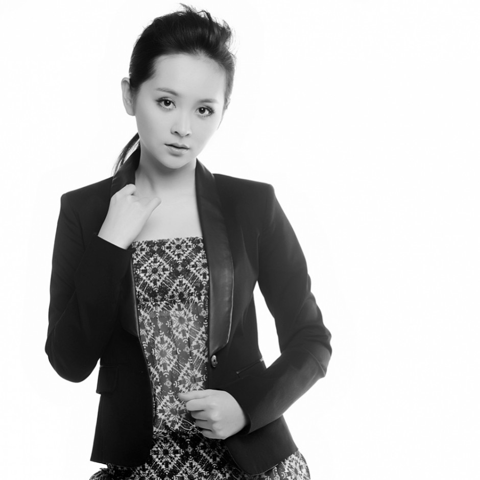 古典美人邓莎展现多面迷人魅力写真照