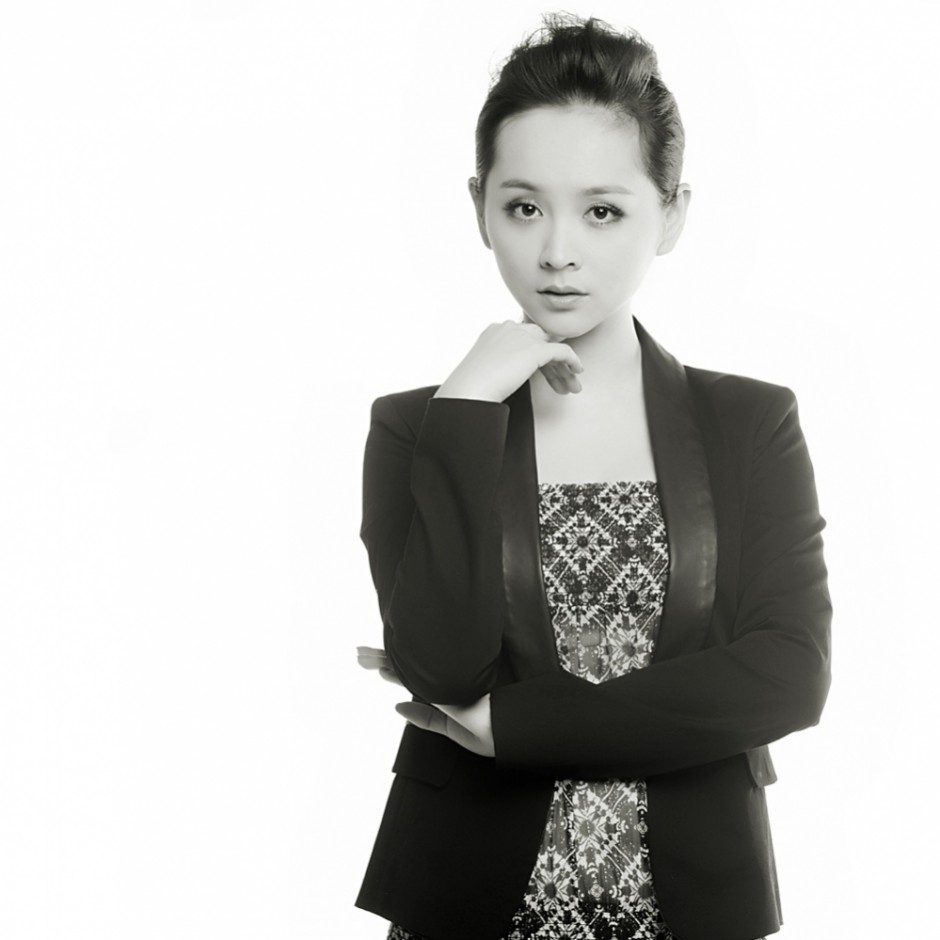 古典美人邓莎展现多面迷人魅力写真照