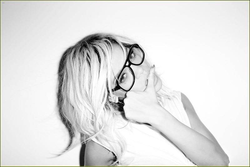 蕾哈娜性感写真大秀傲人身材黑白大片