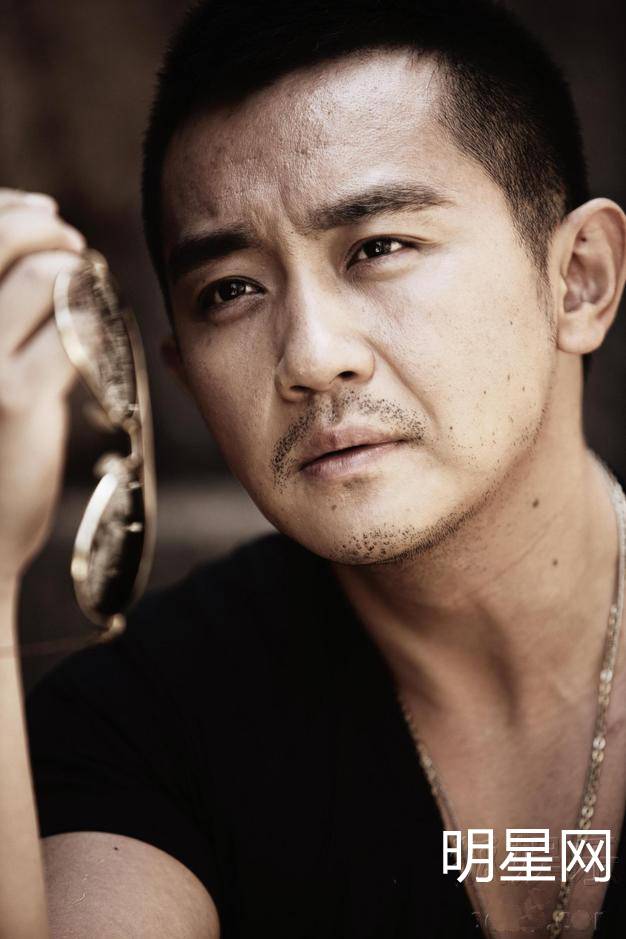 内地男演员高天演绎冷峻不羁帅气写真