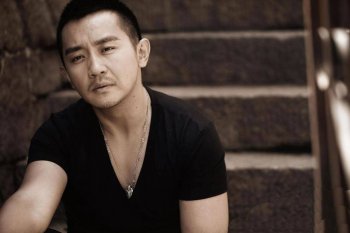 内地男演员高天演绎冷峻不羁帅气写真