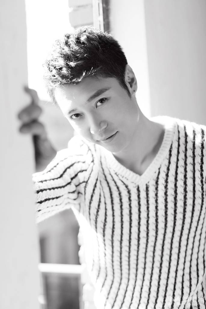 张丹峰冬日暖阳写真 清新气质十足