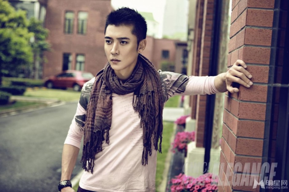 张丹峰街头英伦风 儒雅型男风范写真