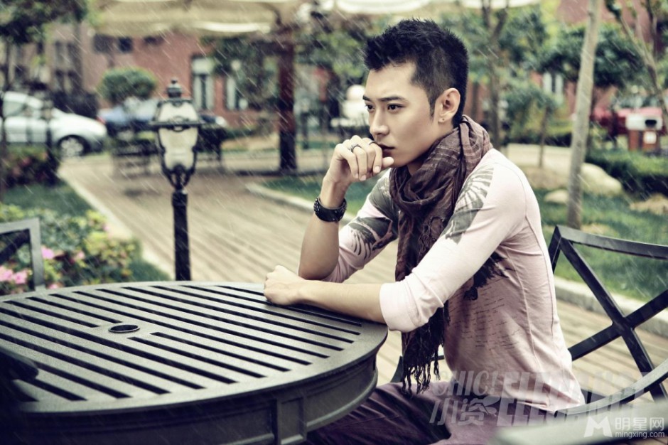 张丹峰街头英伦风 儒雅型男风范写真